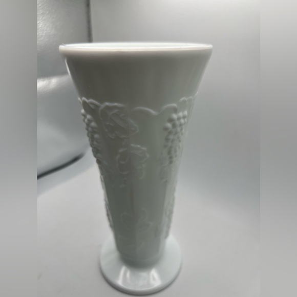 Vintage milk glass grapevine pattern vase. - Picture 6 of 11